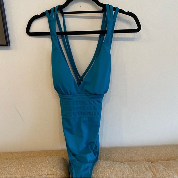 La Blanca Bathing Suit Swim One Piece Island Goddess Cross-Back V-Neck Compress - Picture 4 of 13